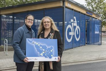 Senatorin Özlem Ünsal und BREPARK-Geschäftsführerin Katja Krause vor der sechsten B+R-Station in Huchting
